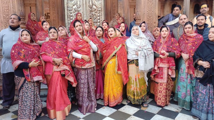 वृंदावन बांके बिहारी मंदिर : गोस्वामी समाज की महिलाओं ने किया प्रदर्शन