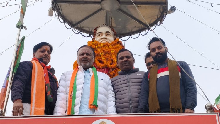 अटल बिहारी वाजपेयी की 101वीं जयंती पर अटल चौक में श्रद्धांजलि, कार्यकर्ताओं ने किया नमन