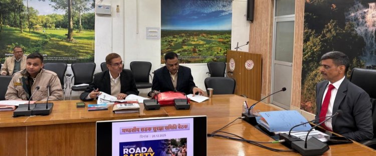 सड़क हादसों को रोकने के लिए तालमेल बनाकर करें प्रभावी नियंत्रण : मंडलायुक्त