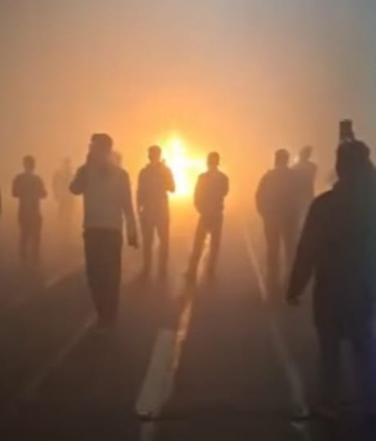 नोएडा एक्सप्रेसवे पर चलती हुई कार में लगी आग, बाल बाल बचा चालक