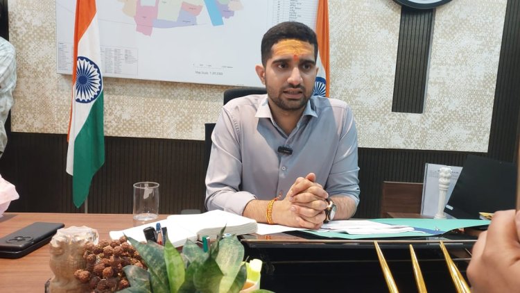 नोटिस मिलते ही वाराणसी नगर निगम में सम्पत्ति कर जमा करने पहुंच रहे भवन स्वामी