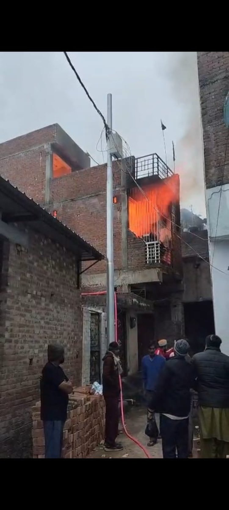 बरेली में आग लगने से दो मंजिला फर्नीचर कारखाना जलकर खाक