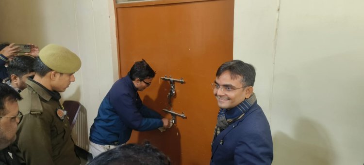 वाराणसी : जिलाधिकारी ने ईवीएम वेयरहाउस का त्रैमासिक आंतरिक निरीक्षण किया