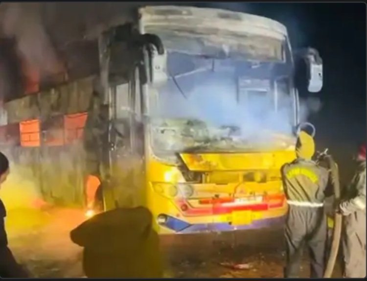 आगरा लखनऊ एक्सप्रेस-वे पर चलती बस में लगी आग