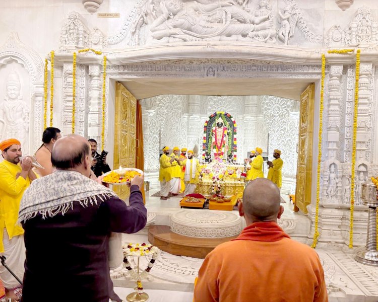 माता अन्नपूर्णा मंदिर के शिखर पर रक्षा मंत्री राजनाथ सिंह, मुख्यमंत्री योगी ने किया ध्वजारोहण