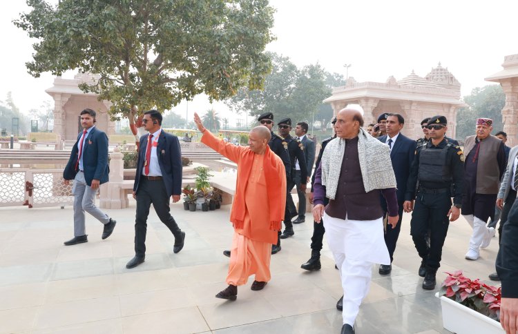 राम जन्मभूमि में दर्शन के बाद मुख्यमंत्री व रक्षा मंत्री ने श्रद्धालुओं का किया अभिवादन