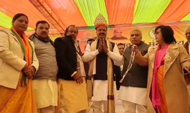 उपमुख्यमंत्री केशव प्रसाद मौर्य ने नववर्ष पर कंबल वितरण कर बुजुर्गों का लिया आशीर्वाद