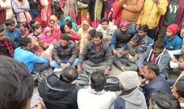 उत्तर प्रदेश के कुशीनगर में युवक की हत्या, आक्रोशित परिजनों ने लगाया जाम, बुलडोजर एक्शन की मांग