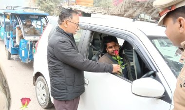 एआरटीओ ने गुलाब का फूल देकर वाहन चालकों को पढ़ाया यातायात नियमों का पाठ