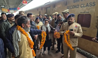 माघ मेला स्पेशल ट्रेन से प्रयागराज जा रहे श्रद्धालुओं को डीएम ने फूलमाला पहनाकर किया रवाना