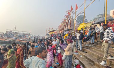 वाराणसी में पौष पूर्णिमा पर श्रद्धालुओं ने पवित्र गंगा में लगाई आस्था की डुबकी,किया दानपुण्य