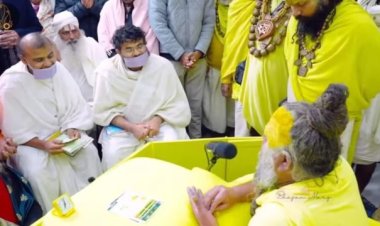 विश्व शांति पदयात्रा पर निकले जैन मुनियों के दल ने की प्रेमानंद से मुलाकात, अद्भुत संगम