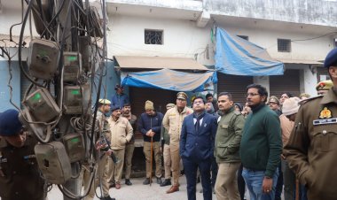 संभल में डीएम—एसपी ने की छापेमारी : मस्जिद समेत कई जगह अवैध कनेक्शन, मिनी पावर स्टेशन मिला