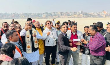 'भाक्काटे' के शोर से गुलजार हुई गंगा पार की रेती, महापौर ने काटा नगर आयुक्त की पतंग