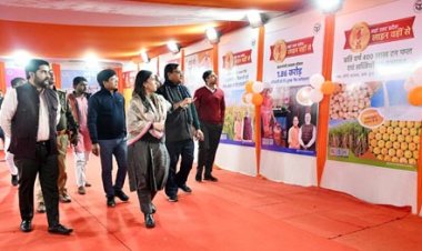 मण्डलायुक्त ने मेला क्षेत्र में सूचना एवं जनसम्पर्क विभाग की प्रदर्शनी का किया अवलोकन