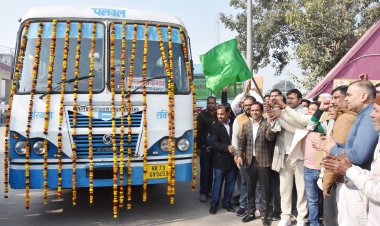 पलवल से प्रयागराज के लिए चली स्पेशल बस,खेल मंत्री ने किया रवाना