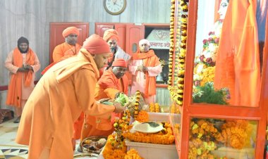 खिचड़ी महापर्व : गोरखनाथ मंदिर में उमड़ा आस्था का सैलाब, सीएम योगी ने महायोगी गोरखनाथ जी को चढ़ाई आस्था की पवित्र खिचड़ी