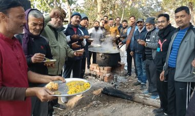 खिचड़ी खिला कर सूर्य के मकर राशि में प्रवेश का बुंदेलों ने किया स्वागत