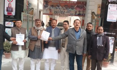 शिक्षक संघ ने एमएलसी शिक्षक ​निर्वाचन की मतदाता सूची पर उठाए सवाल, जिलाधिकारी को सौंपा ज्ञापन