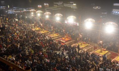 भारत के मुख्य न्यायाधीश सूर्यकांत और इलाहाबाद हाई कोर्ट के मुख्य न्यायाधीश ने काशी में देखी भव्य गंगा आरती