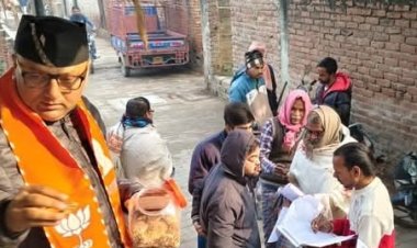 घर-घर जनसंपर्क कर नए मतदाताओं को विधायक ने बांटें फॉर्म छह