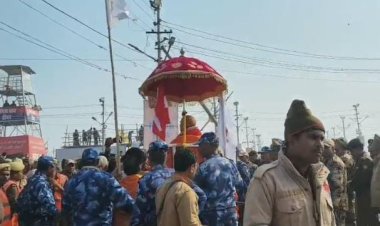 माघ मेला में अविमुक्तेश्वरानंद के रथ काे प्रशासन ने रोका, बगैर स्नान के लाैटे शंकराचार्य धरने पर बैठे