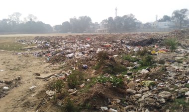 मलबा और कूड़े के ढेर से खेल अभ्यास योग्य नहीं बचा संपूर्णानंद संस्कृत विश्वविद्यालय खेल मैदान