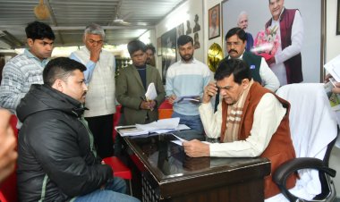 जनसुनवाई में घूस की बात सुन मंत्री ने दिखाए सख्त तेवर,दोषियों पर गिरी गाज