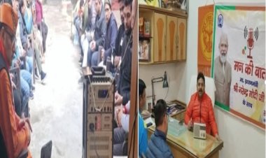 वाराणसी में मन की बात कार्यक्रम को जनप्रतिनिधियों ने कार्यकर्ताओं के साथ सुना