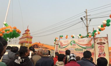 स्वामी अविमुक्तेश्वरानंद महाराज ने 77वें गणतंत्र दिवस पर फहराया तिरंगा