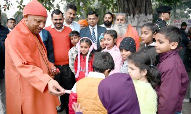 मुख्यमंत्री ने की गोसेवा, अपने हाथों से खिलाया गुड़-रोटी*