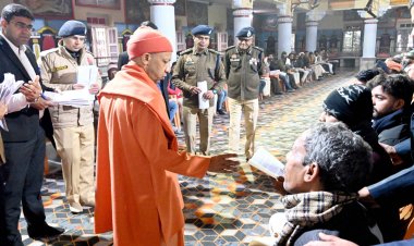 कब्जामुक्त कराएं जमीन, बख्शे न जाएं भू माफिया : मुख्यमंत्री याेगी