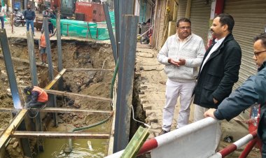 धंसे डॉट नाले का नगर आयुक्त ने लिया जायजा, सात मकान खाली कराने के निर्देश