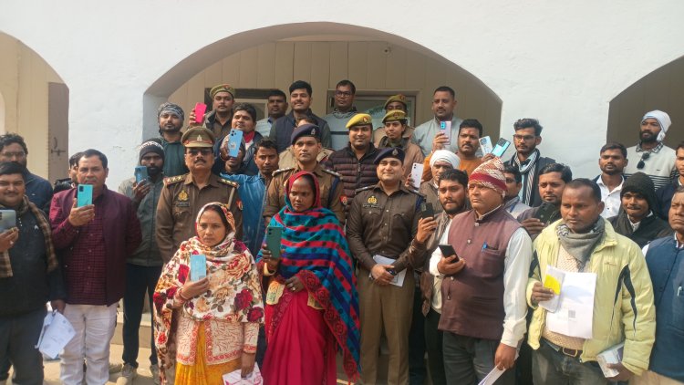 जौनपुर पुलिस ने नए साल में 75 गुमशुदा मोबाइल बरामद कर लोगों को लौटाए