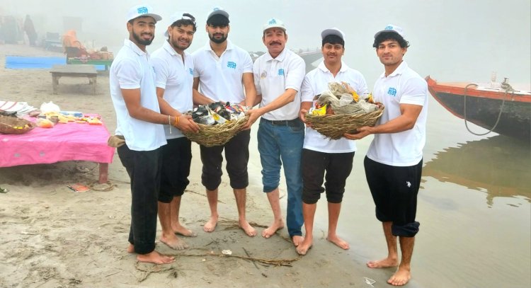 वाराणसी : नए साल के जश्न में गंगा उस पार रेती पर छोडे़ गए कचरे को नमामि गंगे के स्वयंसेवकों ने किया साफ