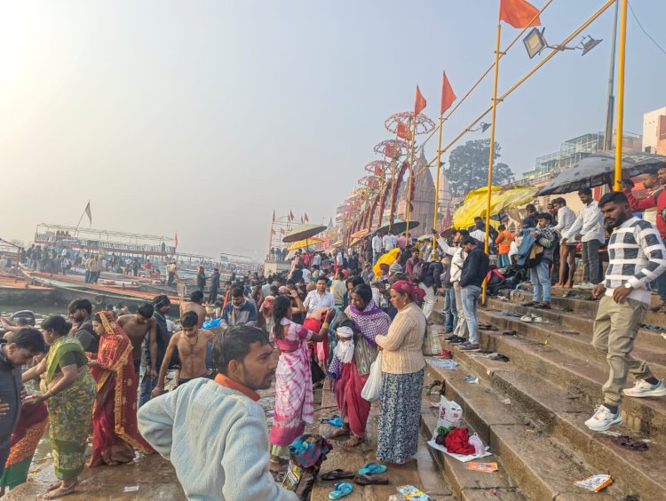 वाराणसी में पौष पूर्णिमा पर श्रद्धालुओं ने पवित्र गंगा में लगाई आस्था की डुबकी,किया दानपुण्य