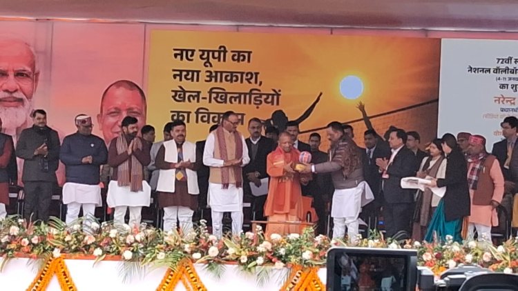 72 वीं सीनियर नेशनल वॉलीबॉल चैंपियनशिप के उद्घाटन समारोह में पहुंचे सीएम योगी