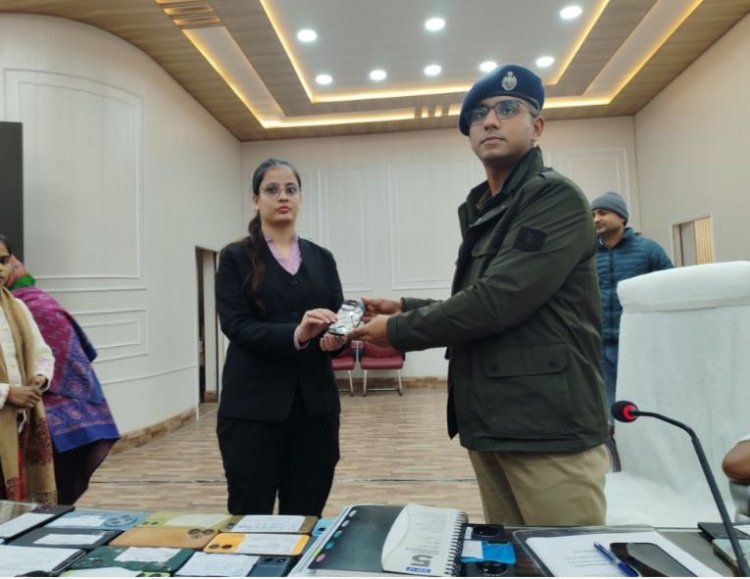 बरेली पुलिस ने 481 गुमशुदा मोबाइल फाेन बरामद कर मालिकों काे साैंपे, खिले चेहरे