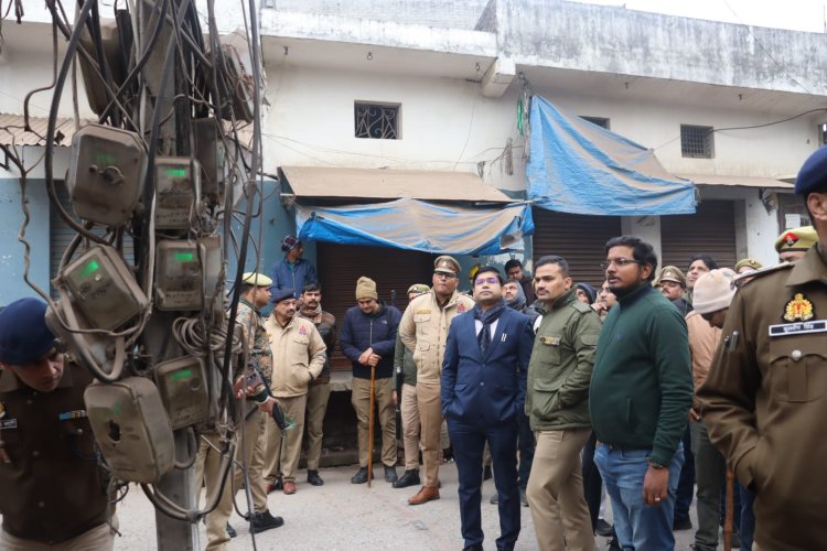 संभल में डीएम—एसपी ने की छापेमारी : मस्जिद समेत कई जगह अवैध कनेक्शन, मिनी पावर स्टेशन मिला