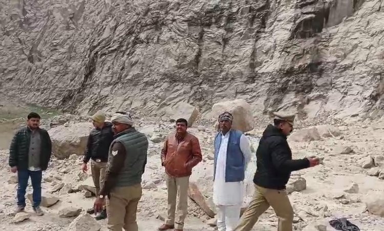 किशोरी को भगा ले जाने के मामले में आरोपित का पत्थर खदान में मिला शव