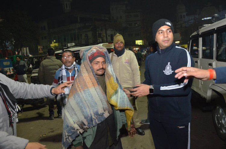 हाड़ कपा देने वाली ठंड के बीच जिला प्रशासन ने देर रात्रि चलाया राहत अभियान,कंबल किए वितरित