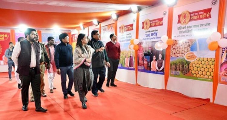 मण्डलायुक्त ने मेला क्षेत्र में सूचना एवं जनसम्पर्क विभाग की प्रदर्शनी का किया अवलोकन