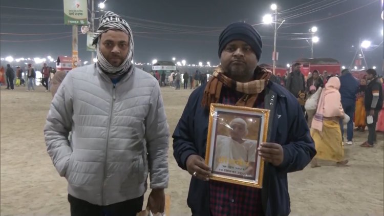 संगम तट पर दिखा श्रद्धा का अद्भुत रूप: पीएम मोदी की मां 'हीराबेन' की तस्वीर लेकर पावन स्नान करने पहुंचा भक्त