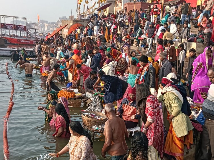 मकर संक्रांति पर्व पर तिथियों के भ्रम को दरकिनार कर लाखों श्रद्धालुओं ने पवित्र गंगा में लगाई डुबकी