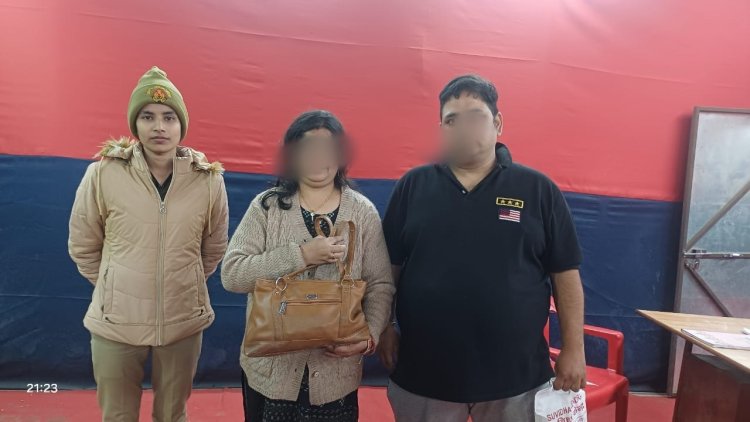 संगम तट से उड़ीसा की महिला का खोया पर्स माघ मेला पुलिस ने बरामद कर किया वापस