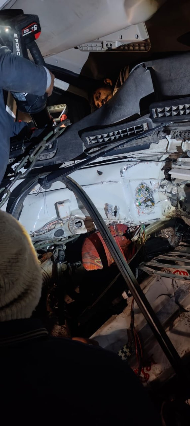 कानपुर में वाहन से टकराया डंपर, तीन घंटे बाद केबिन में फंसे चालक को निकाला गया