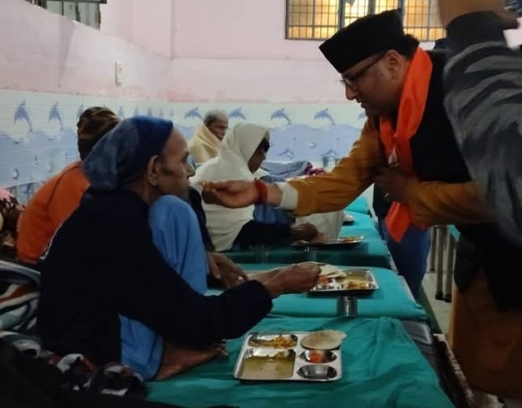 अशक्त और वृद्धजनों को सामूहिक भोजन करा मनाई पूर्व विधायक हरिश्चन्द्र श्रीवास्तव की 11 वीं पुण्यतिथि