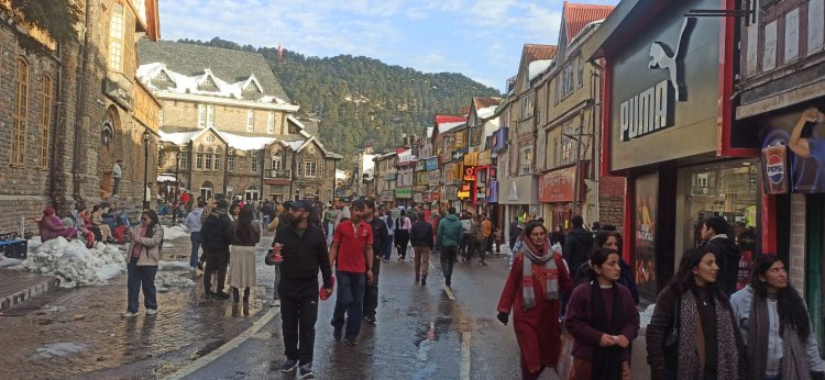 हिमाचल में भारी हिमपात-तूफान का अलर्ट, अवरुद्ध सड़कों और बिजली का बहाली कार्य जारी