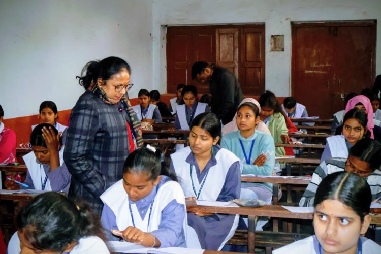 शांतिपूर्ण माहौल में शुरू हुई स्नातक प्रथम सेमेस्टर परीक्षा, कुलपति ने किया केंद्रों का औचक निरीक्षण