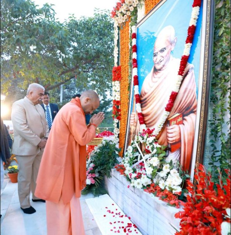 मुख्यमंत्री याेगी ने महात्मा गांधी के चित्र पर पुष्पचक्र चढ़ाकर श्रद्धासुमन अर्पित किया